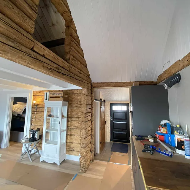 Interiør med tak i tre og hvit maling som er under oppussing.