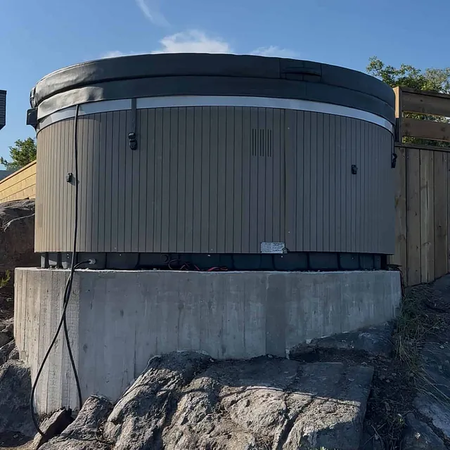 Et boblebad som er installert på en steinsokkel på fjellet.